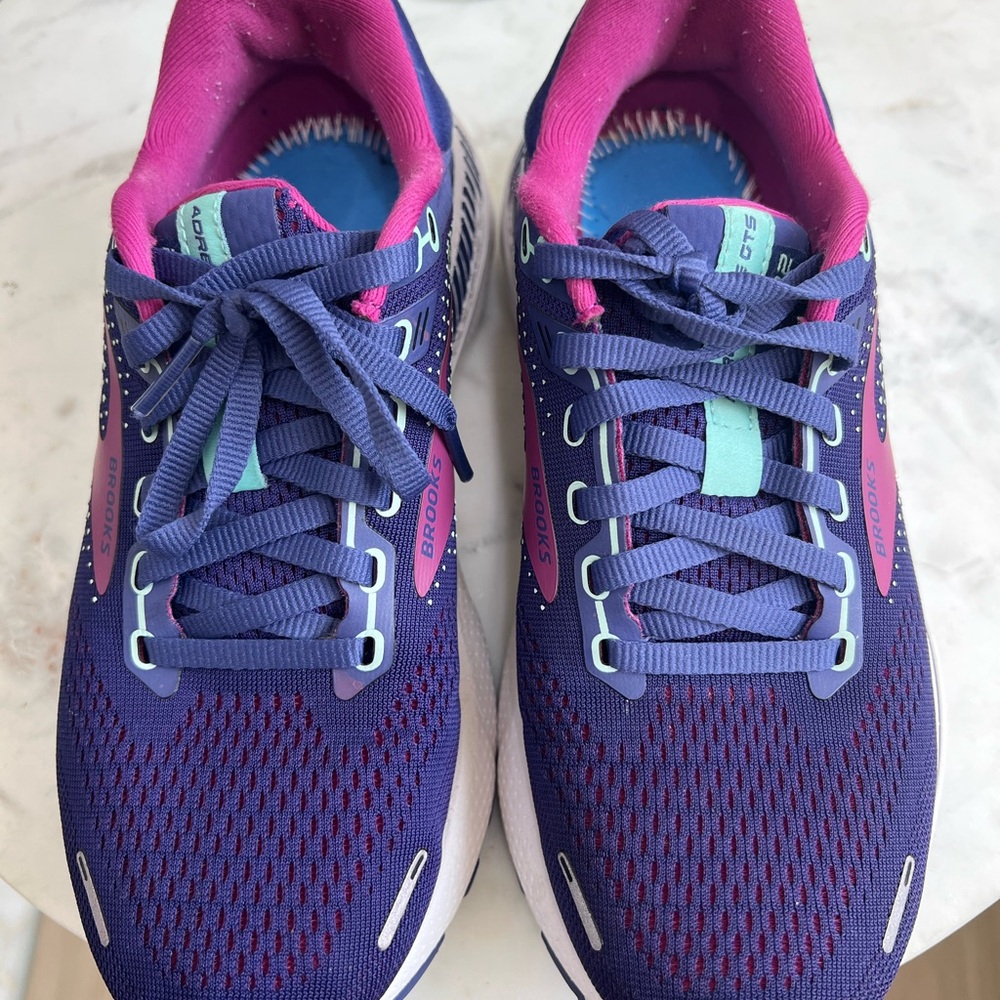 Brooks Adrenaline GTS 22 sneakers Navy/Yucca/Pink